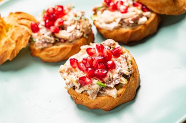 Et salatası ve nar tohumlu kanepe.