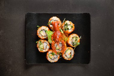 Kerevit ve avokado ile suşi.