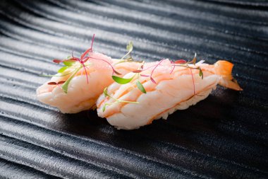 Siyah arka planda nigiri