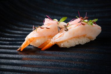 Siyah arka planda nigiri