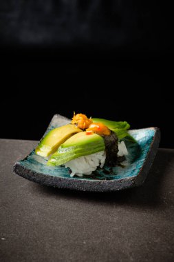 Organik sebzeli vegan nigiri.