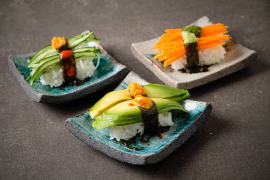 Organik sebzeli vegan nigiri.