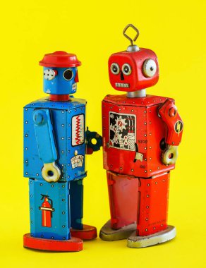 Eski bir oyuncak robot.