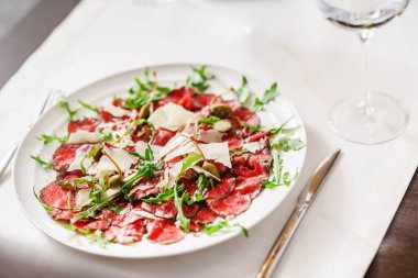 Biftek carpaccio, kapat.
