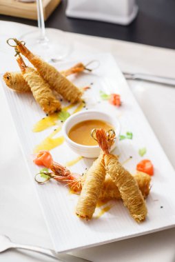 Soslu kızarmış karides.