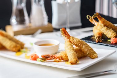 Soslu kızarmış karides.