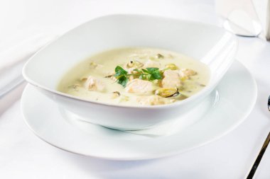 Restoranda balık çorbası.