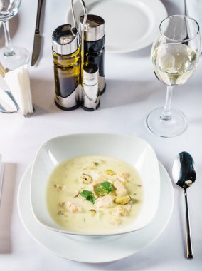 Restoranda balık çorbası.