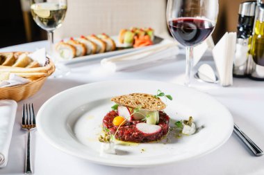 Yumurtalı etli tartar.