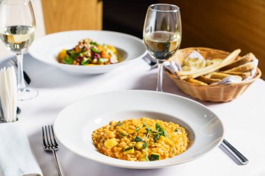 kabaklı risotto restoranda.