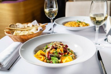 Mangolu taze salata.