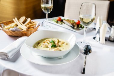 Restoranda balık çorbası.