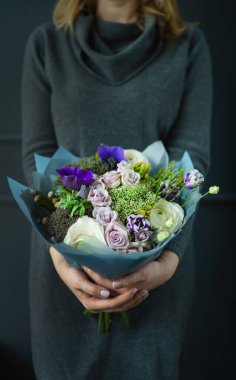 Ellerinde güzel bir kova.