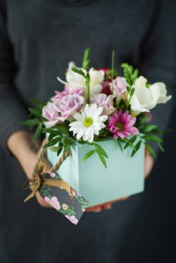 Ellerinde güzel bir kova.