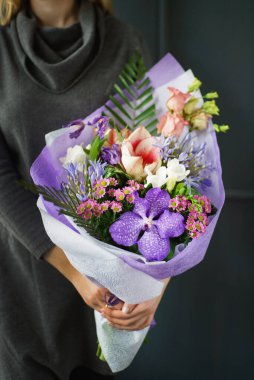 Ellerinde güzel bir kova.