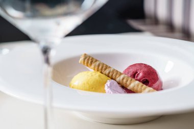 Meyveli dondurma, yakın çekim.