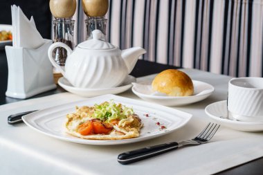 Sebze ve jambonlu omlet.