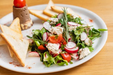 Taze salata ve tost.