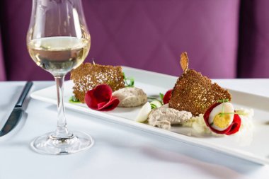 Restoranda gurme salatası.