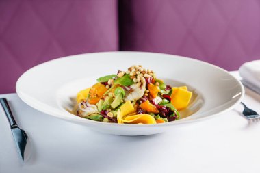 Taze salata ve mango.