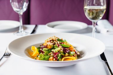 Taze salata ve mango.