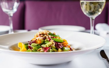 Taze salata ve mango.