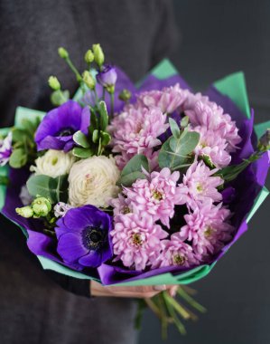 Ellerinde güzel bir buket