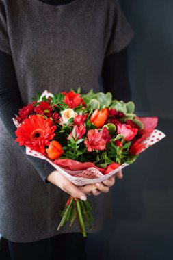 Ellerinde güzel bir buket