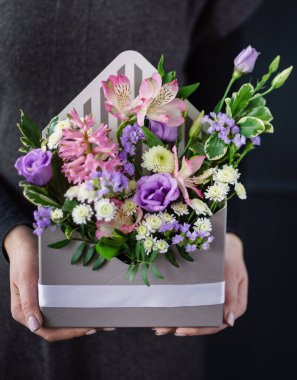 Ellerinde güzel bir buket