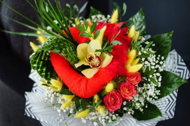 Ellerinde güzel bir buket