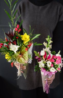 Ellerinde güzel bir buket