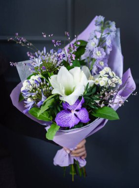 Ellerinde güzel bir buket