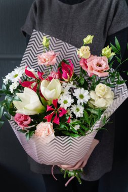 Ellerinde güzel bir buket