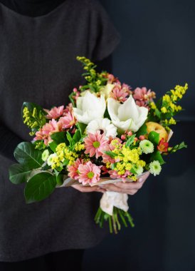 Ellerinde güzel bir buket