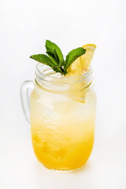 Beyaz arka planda yaz limonatası