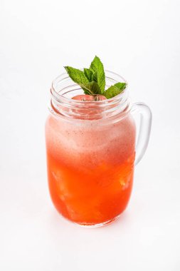 Beyaz arka planda yaz limonatası