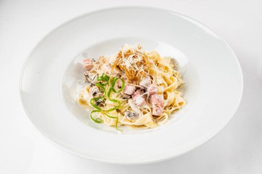 Carbonara makarna, pancetta, yumurta, parmesan peyniri ve krem soslu spagetti..