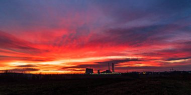 Gün batımı şehrin üzerinde, güzel gün batımı gökyüzü