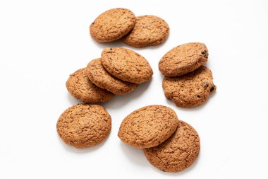 Beyaz arkaplanda yulaf ezmesi kurabiyeleri izole