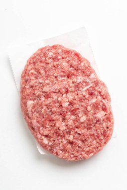  Beyaz arka planda işlenmemiş ev yapımı pirzola.