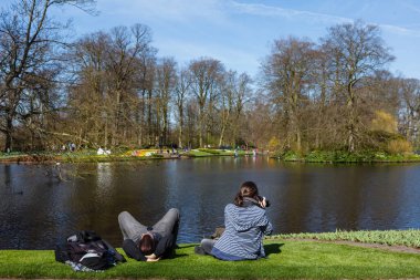 Parkta dinlenen bir çift.