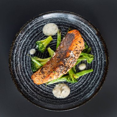 Brokoli ve yeşil fasulyeli somon bifteği.