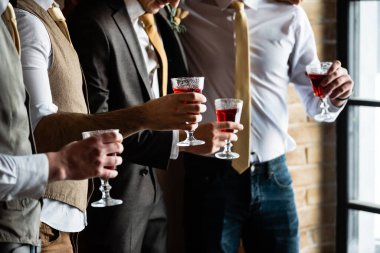 Bir grup yakışıklı, zarif genç adam.