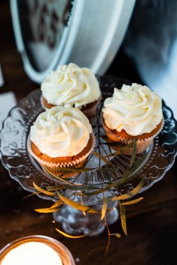 Kremalı kapkekler, kapatın.