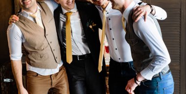 Bir grup yakışıklı, zarif genç adam.