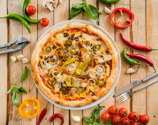 Pizza Italiana Con Pollo Verduras Primer Plano — Foto de Stock