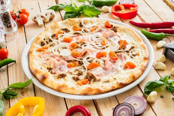 Italiensk Pizza Med Kyckling Grönsaker Närbild — Stockfoto