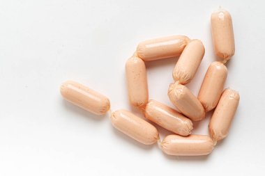 Beyaz arka planda tavuk sosisi