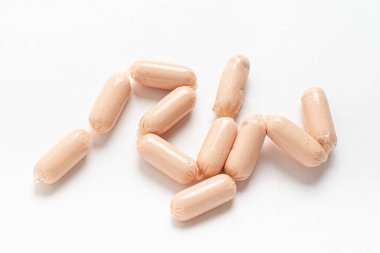 Beyaz arka planda tavuk sosisi