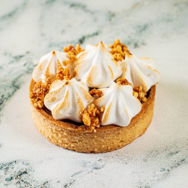 Kremalı ve karamel kaplı limonlu tartlar.